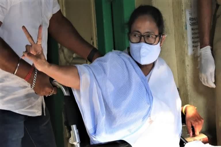 Banerjee casts her vote Mamata Banerjee cast her vote at a polling station Bhabanipur Mamata on weelchair Bhabanipur seat elections wEST bENGAL ELECTIONS 2021 ബംഗാള്‍ നിയമസഭാ തെരഞ്ഞെടുപ്പ് ബംഗാള്‍ തെരഞ്ഞെടുപ്പ് ഭവാനിപ്പൂര്‍ മമതയില്ലാത്ത ഭവാനിപ്പൂര്‍