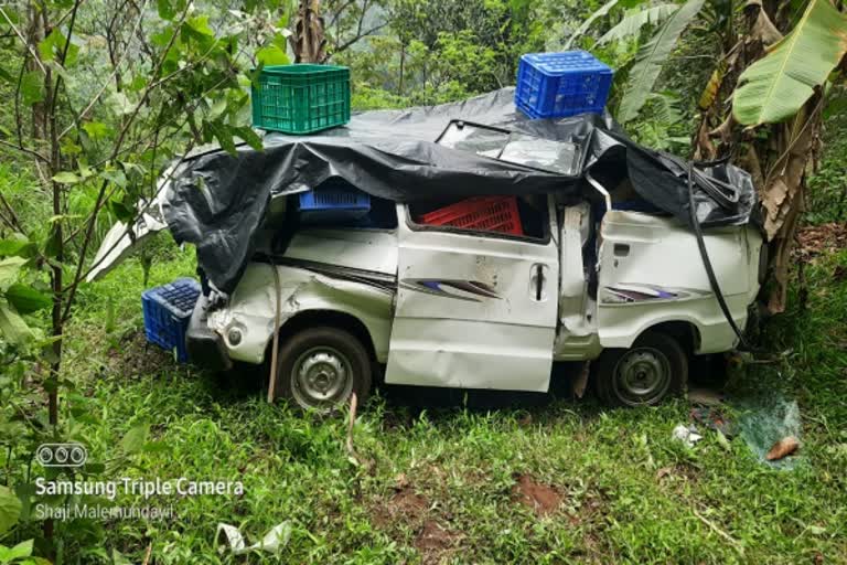 idukki vellathuval accident accident news vellathuval accident news idukki vellathooval news വെള്ളത്തൂവല്‍ അപകടം വാന്‍ മറിഞ്ഞ് ഡ്രൈവര്‍ മരിച്ചു