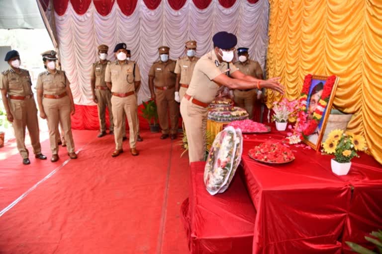 போக்குவரத்து புலனாய்வு தலைமை காவலர் மகாராஜன் உருவப்படத்திற்கு மலர் தூவி அஞ்சலி