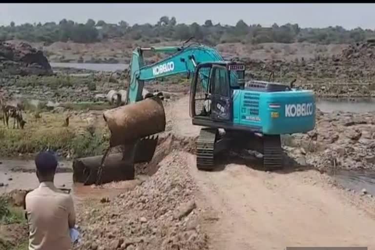 the-administration-team-broke-the-temporary-bridge-built-for-excavation-in-khargone