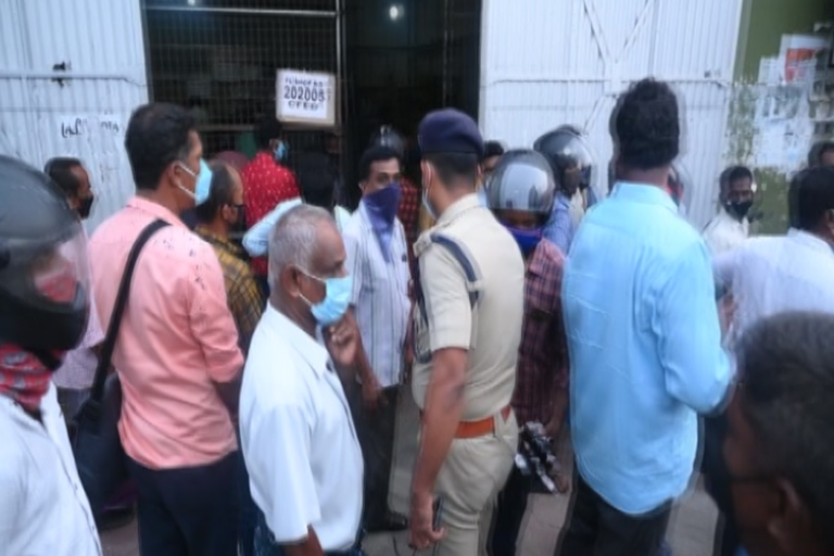 People made crowd in beverages in kollam  മദ്യശാലൾ അടച്ചിടും  ജനങ്ങൾ കൂട്ടത്തോടെ മദ്യശാലകളിലെത്തി  Crowds of people flocked to the bars