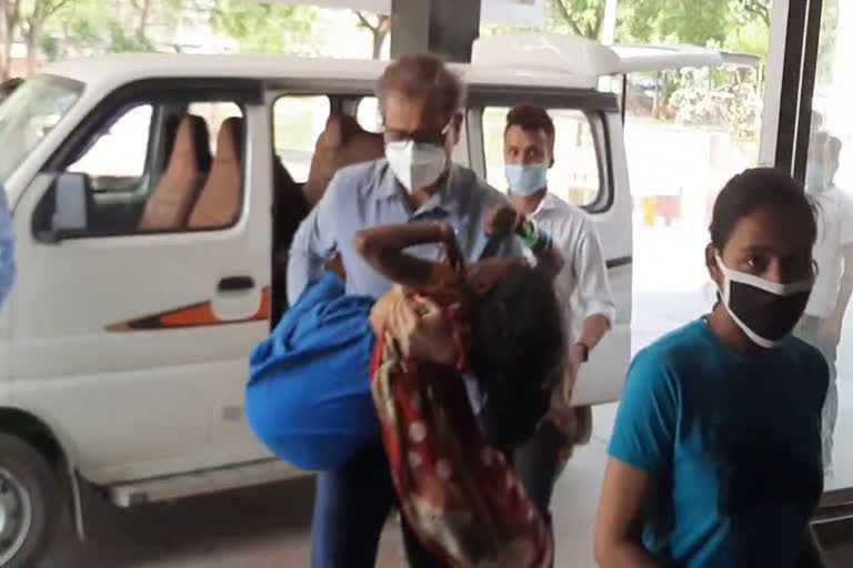 Doctor carries pregnant woman to emergency ward