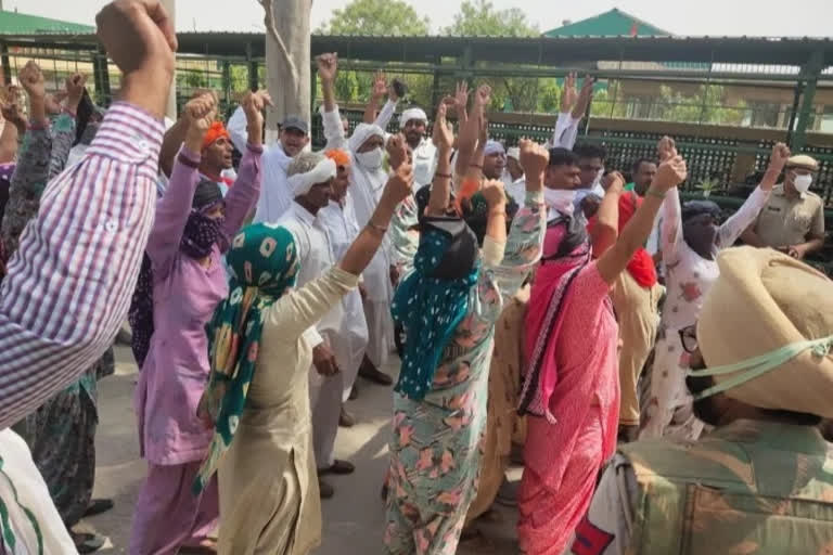 Hisar: Farmers protest against CM Manohar Lal with black flag