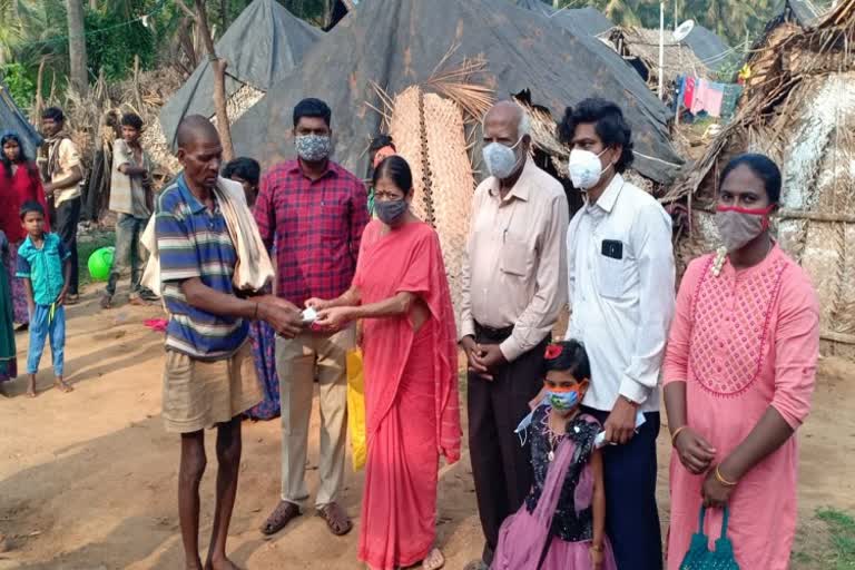 couple distribute mask and soaps to ramanagara people