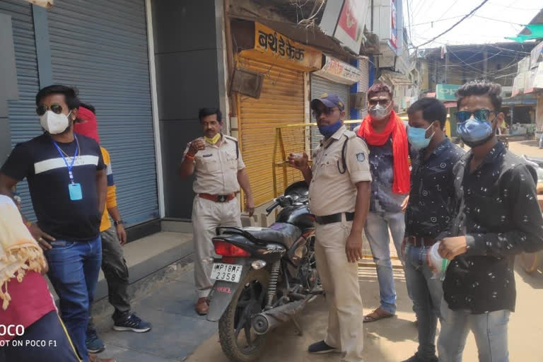 corona volunteers served kadha to the corona yodha