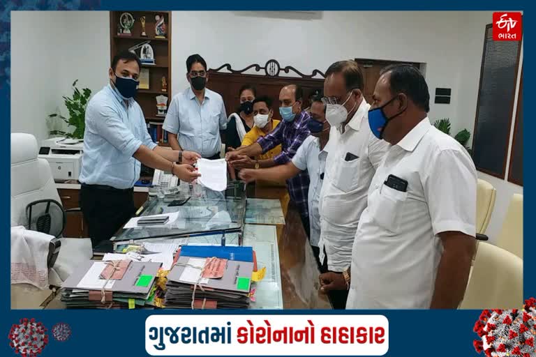 ભાવનગર કોંગ્રેસ દ્વારા જિલ્લા કલેક્ટરને આવેદન, બેડ અને વેન્ટિલેટરની કરી માંગ