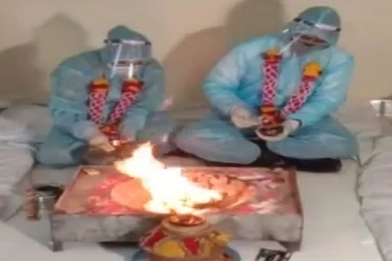 Couple ties knot in PPE kits after groom tests COVID positive  Couple ties knot in PPE kits  பிபிஇ கிட் அணிந்து திருமணம் செய்து கொண்ட தம்பதி  பிபிஇ கிட்  பிபிஇ கிட் திருமணம்