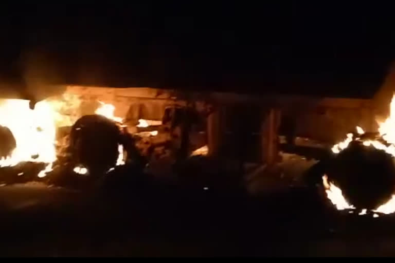naxalites burn five vehicles in chatra
