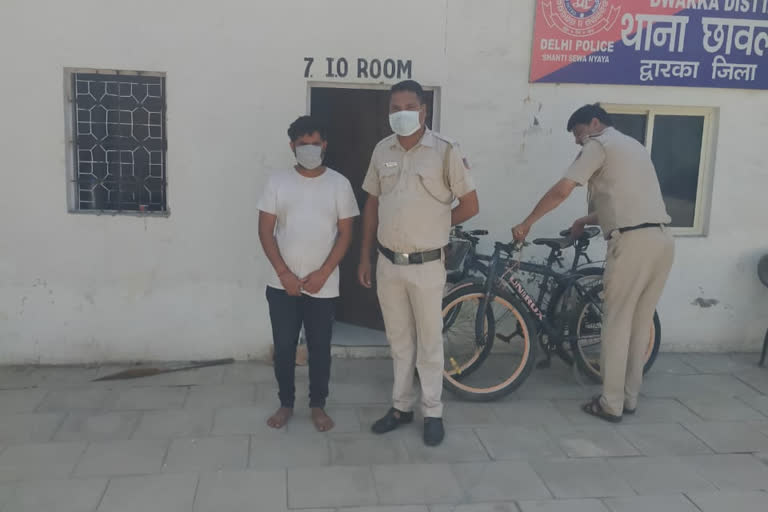 smuggler arrested with illegal liquor in delhi