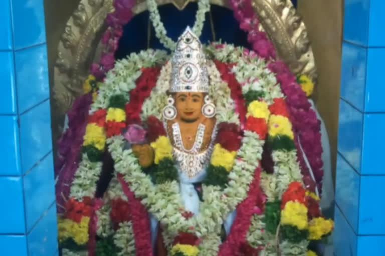 பக்தர்கள் இல்லாமல் நடைபெற்ற சித்தர் முத்துவடுகநாதர் சுவாமி ஆலய விழா