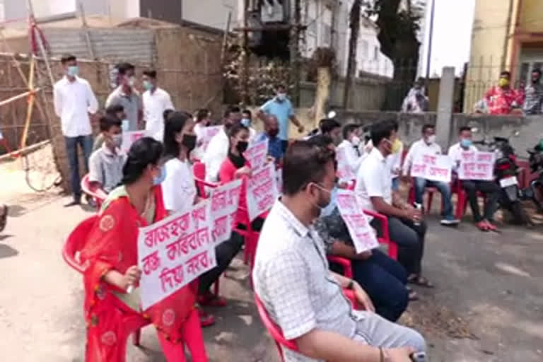 all-assam-student-union-protest-due-road-close-by-contractor-etv-bharat-news