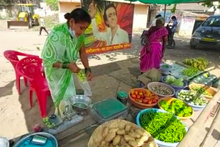 Time to sell vegetables to the artist family