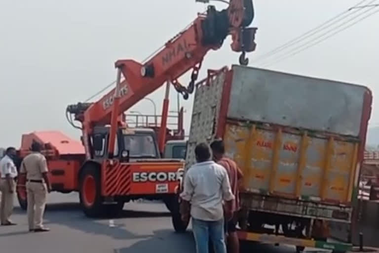 traffic on vijayawada bridge