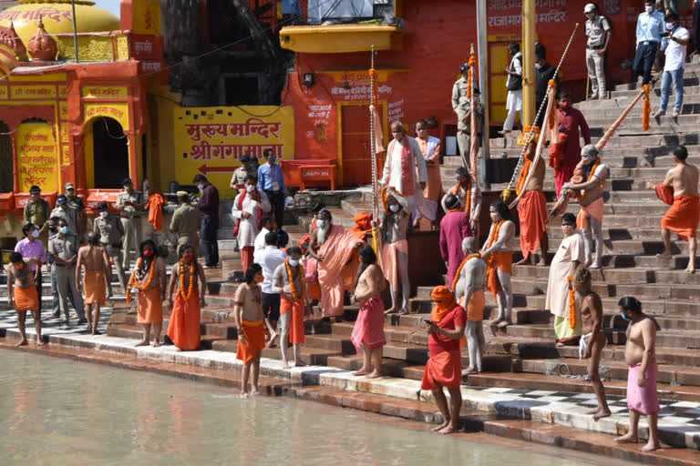 haridwar-mahakumbhs-last-royal-bath-completed-successfully-amid-the-prime-ministers-appeal