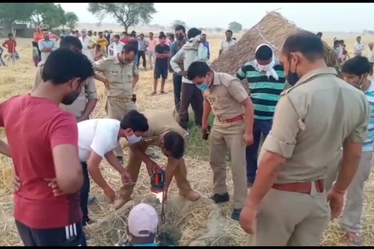 children-fell-in-25-feet-deep-pit-in-hardoi-police-firefighters-and-villagers-gathered-in-an-effort-to-rescue-them-safely