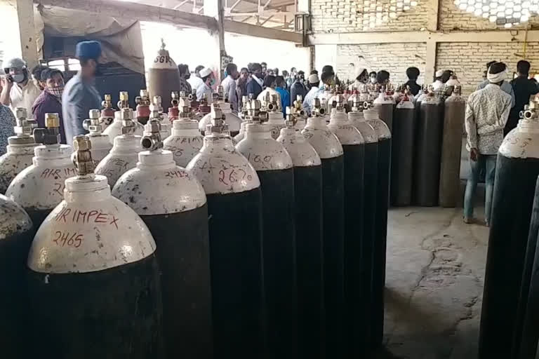 crowd at oxygen cylinder company in muradabad