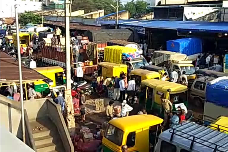 No covid rules followed, No covid rules followed in Belagavi fruit market, No covid rules followed news, ಕೋವಿಡ್​ ನಿಯಮ ಉಲ್ಲಂಘನೆ, ಬೆಳಗಾವಿ ಹಣ್ಣಿನ ಮಾರುಕಟ್ಟೆಯಲ್ಲಿ ಕೋವಿಡ್​ ನಿಯಮ ಉಲ್ಲಂಘನೆ, ಬೆಳಗಾವಿ ಕೋವಿಡ್​ ಸುದ್ದಿ,