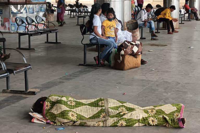 travelers sleeping in bus stand, travelers sleeping in bus stand for no bus available, Muddebihal news, ಬಸ್ ಸಿಗದೇ ನಿಲ್ದಾಣದಲ್ಲಿ ನಿದ್ದೆಗೆ ಶರಣಾದ ಪ್ರಯಾಣಿಕರು, ಮುದ್ದೇಬಿಹಾಳದಲ್ಲಿ ಬಸ್ ಸಿಗದೇ ನಿಲ್ದಾಣದಲ್ಲಿ ನಿದ್ದೆಗೆ ಶರಣಾದ ಪ್ರಯಾಣಿಕರು, ಮುದ್ದೇಬಿಹಾಳ ಸುದ್ದಿ,