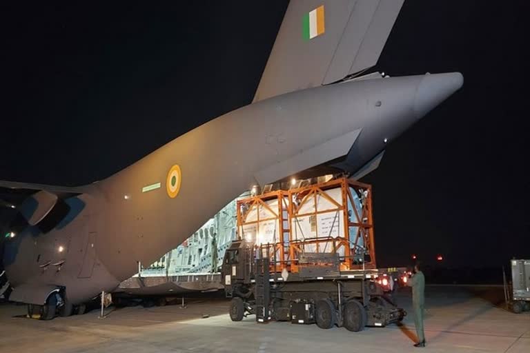 distribution of oxygen  Indian Air Force  IAF  cryogenic oxygen containers  துபாயிலிருந்து ஆக்சிஜன் டேங்கர்  ஆக்சிஜன் டேங்கர்  சிங்கப்பூரிலிருந்து ஆக்சிஜன் டேங்கர்  இந்திய விமானப்படை விமானங்கள்