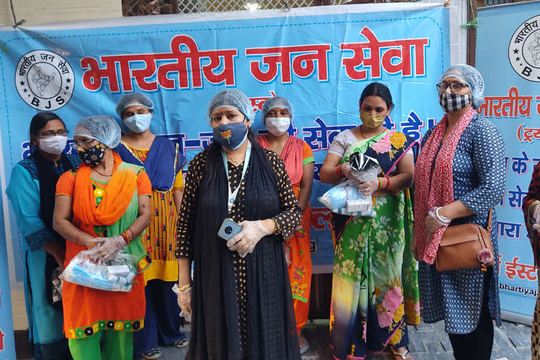 masks and sanitizers distribution to poor people in north east delhi