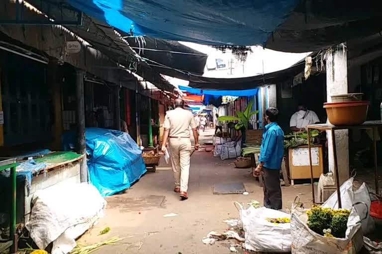 Mysore Devaraja market closed, Mysore Devaraja market closed by Police, Mysore Devaraja market closed news, ಲಾಠಿ ಹಿಡಿದು ದೇವರಾಜ ಮಾರುಕಟ್ಟೆ ಬಂದ್​ ಮಾಡಿಸಿದ ಪೊಲೀಸರು, ಮೈಸೂರಿನಲ್ಲಿ ಲಾಠಿ ಹಿಡಿದು ದೇವರಾಜ ಮಾರುಕಟ್ಟೆ ಬಂದ್​ ಮಾಡಿಸಿದ ಪೊಲೀಸರು, ಮೈಸೂರು ಸುದ್ದಿ,