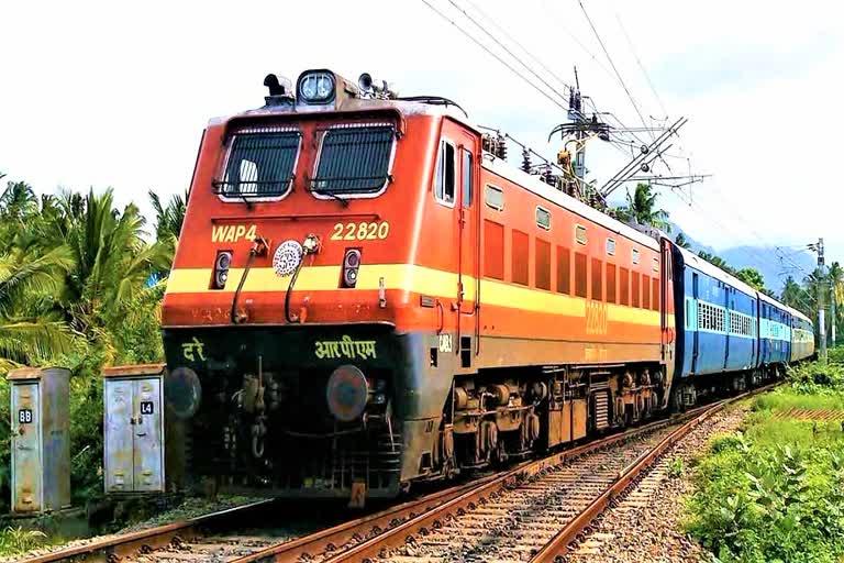 women attacked in punalur passenger train at ernakulam punalur passenger train പുനലൂര്‍ പാസഞ്ചറില്‍ യുവതിക്ക് നേരെ ആക്രമണം ട്രെയിനില്‍ നിന്നും പുറത്ത് ചാടിയ യുവതിക്ക് പരിക്ക് പുനലൂര്‍ പാസഞ്ചറില്‍ ആക്രമണ ശ്രമം; ട്രെയിനില്‍ നിന്നും പുറത്ത് ചാടിയ യുവതിക്ക് പരിക്ക് train women attacked in ernakulam