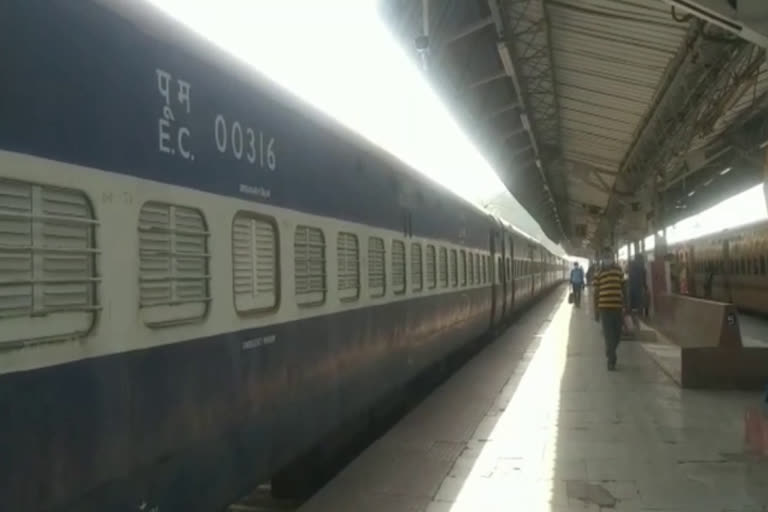 railways-is-preparing-isolation-coach-in-dhanbad