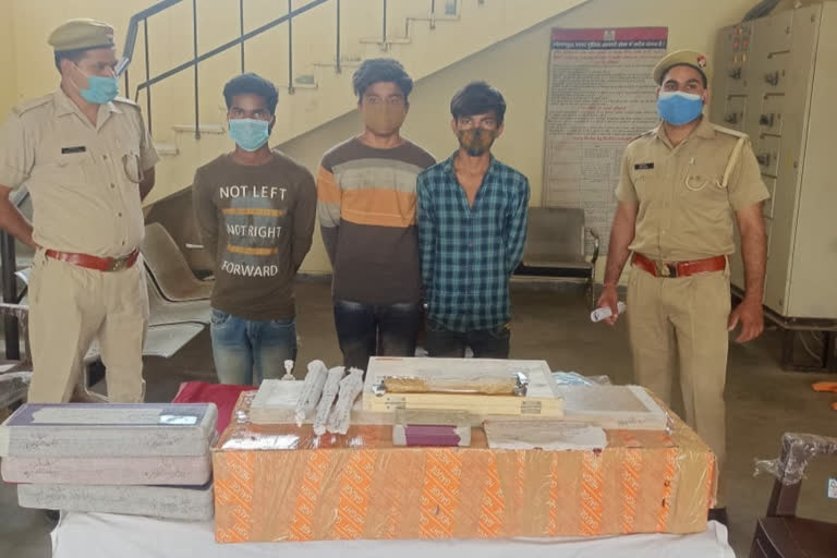 police arrested three thieves in greater noida