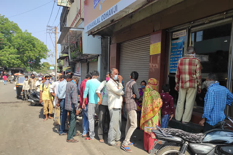 Long queues of tobacco addicts