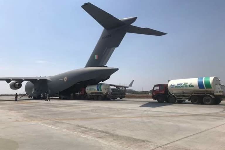 Air Force aircraft leaves tanker