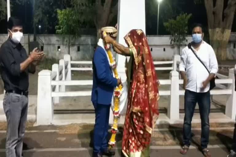 Unique wedding in Corona era, groom and groom wore varmala in collectorate premises