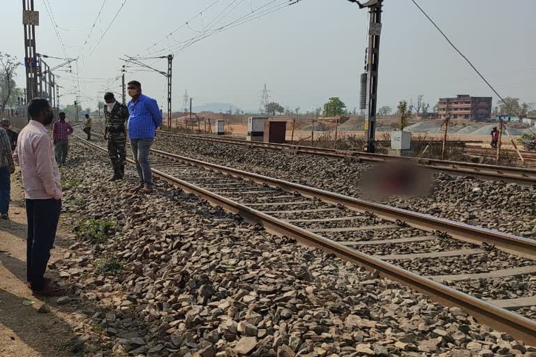 12 years old girl dead body found on railway track in latehar