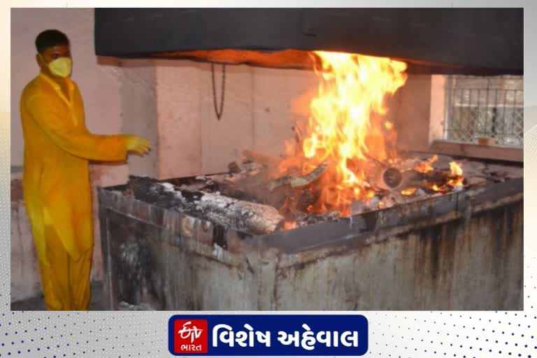 લગ્નની પીઠી વાળા કપડાએ વરરાજાએ 3 મૃતદેહને આપ્યો અગ્નિદાહ