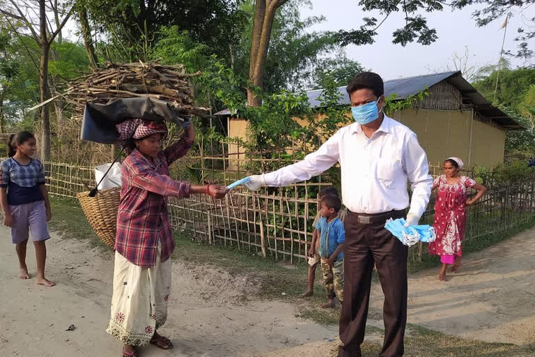 TET TEACHER DISTRIBUTED MASK TO AWARE PEOPLE ABOUT COVID