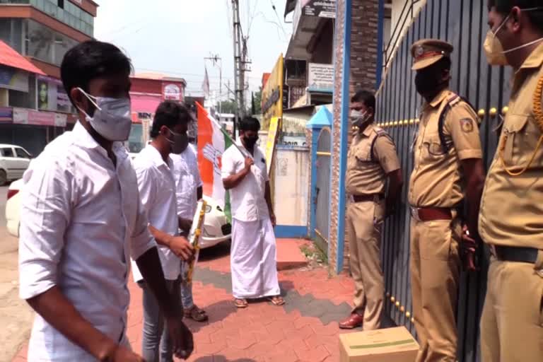 Youth Congress  protest  Kunnathunadu Grama Panchayat  കുന്നത്തുനാട് ​ഗ്രാമപഞ്ചയാത്ത്  കുന്നത്തുനാട്  യൂത്ത് കോൺ​ഗ്രസ്  സിഎഫ്എൽടിസി