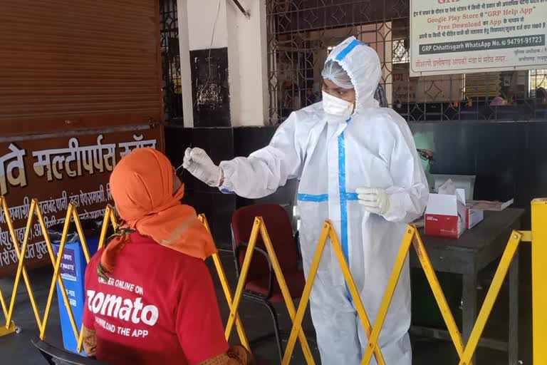 delivery-boy-street-vendor-getting-corona-test-in-durg