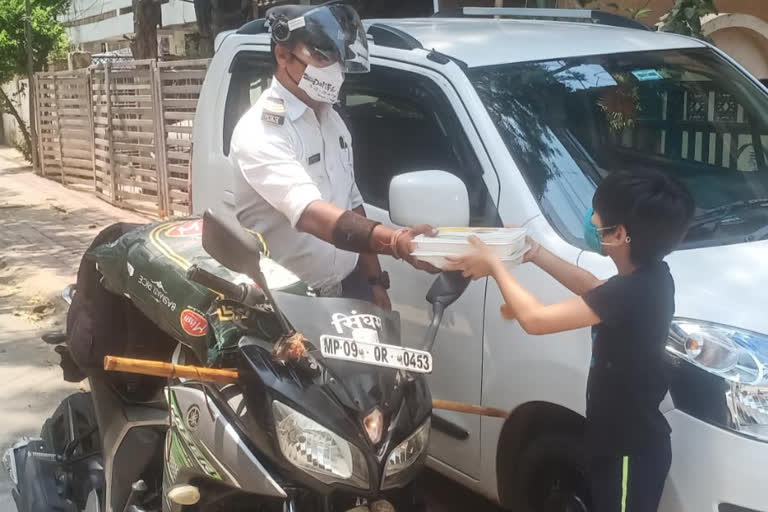 Indore, Madhya Pradesh  Traffic Constable helps a Covid positive family in Indore  Madhya Pradesh News  Indore News  MP Covid-19 Update  8 ವರ್ಷದ ಬಾಲಕನ ಹಸಿವು ನಿಗಿಸಿದ ಡ್ಯಾನ್ಸಿಂಗ್​ ಪೊಲೀಸ್  ಇಂದೋರ್​ನಲ್ಲಿ 8 ವರ್ಷದ ಬಾಲಕನ ಹಸಿವು ನಿಗಿಸಿದ ಡ್ಯಾನ್ಸಿಂಗ್​ ಪೊಲೀಸ್  ಇಂದೋರ್​ ಕೊರೊನಾ ಸುದ್ದಿ