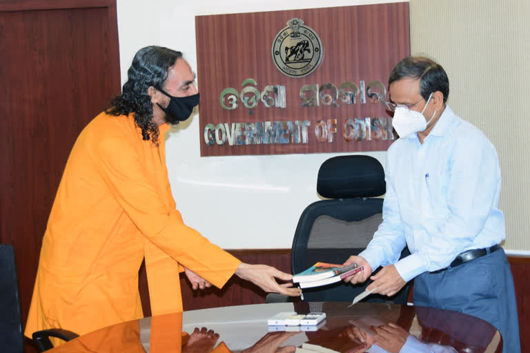 Jagadguru Kripalu University donates Rs 25 lakh to CMRF