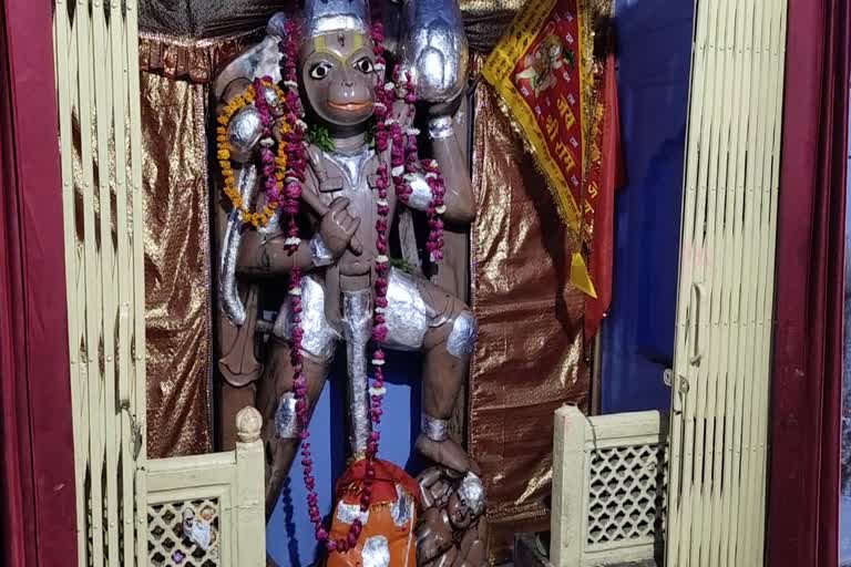 Hanuman statue of Deeg Jalmahal, Hanuman statue of Jalmahal