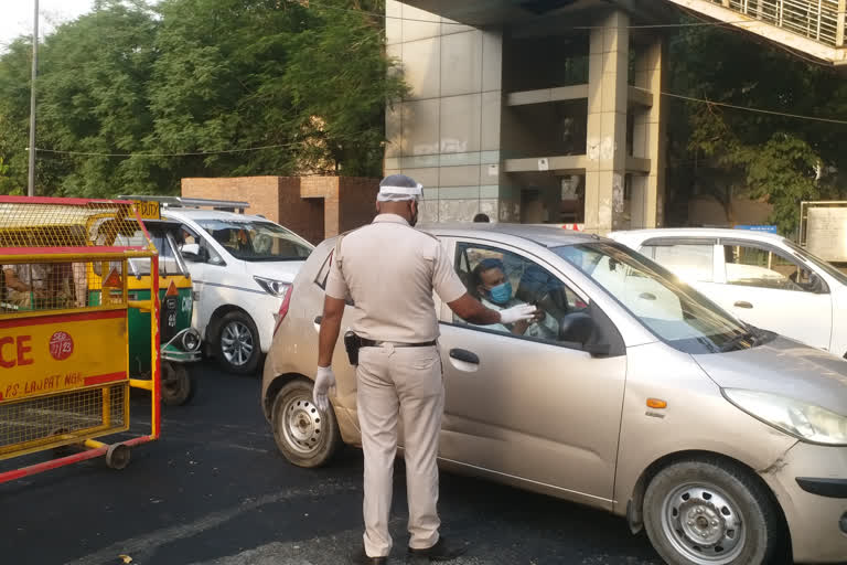 police checking at jangpura chowk of delhi