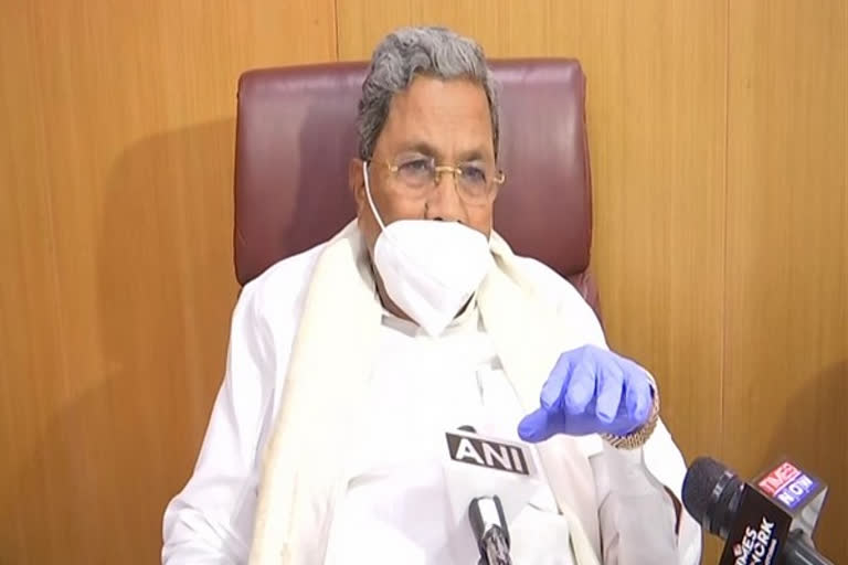 Karnataka has not achieved its target of vaccinating people above 45 years: Siddaramaiah  Karnataka covid news  karnataka covid vaccination  കര്‍ണാടകയില്‍ വാക്സിനേഷന് വേഗം പോര; പ്രതിപക്ഷം  കര്‍ണാടക കൊവിഡ് വാക്സിനേഷന്‍  കര്‍ണാടക കൊവിഡ് വാര്‍ത്ത  കര്‍ണാടക നിയന്ത്രണം