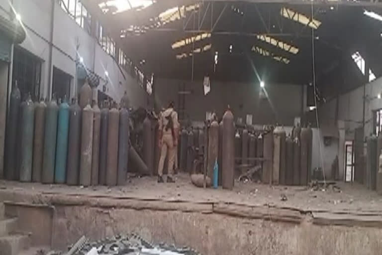 blast at oxygen plant  Kanpur oxygen cylinder blast  Kanpur oxygen plant blast  ഓക്‌സിജൻ പ്ലാന്‍റിൽ സ്ഫോടനം  കാൻപൂർ ഓക്‌സിജൻ പ്ലാന്‍റ് സ്ഫോടനം  ഓക്‌സിജൻ സിലിണ്ടർ സ്ഫോടനം