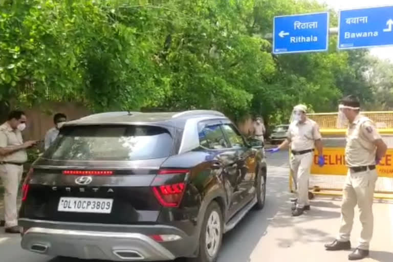 delhi police checking vehicles during lockdown