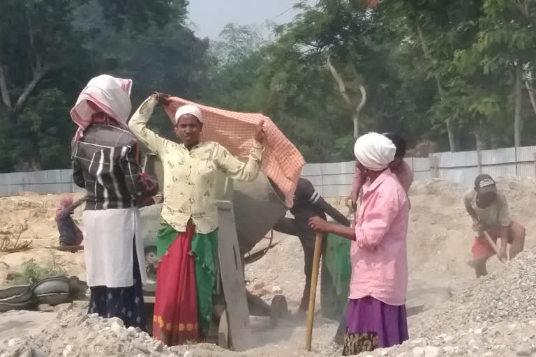 ৰঙাপৰাৰ শ্ৰমিকৰ মুখত নাই মাস্ক নাই সামাজিক দূৰত্ব