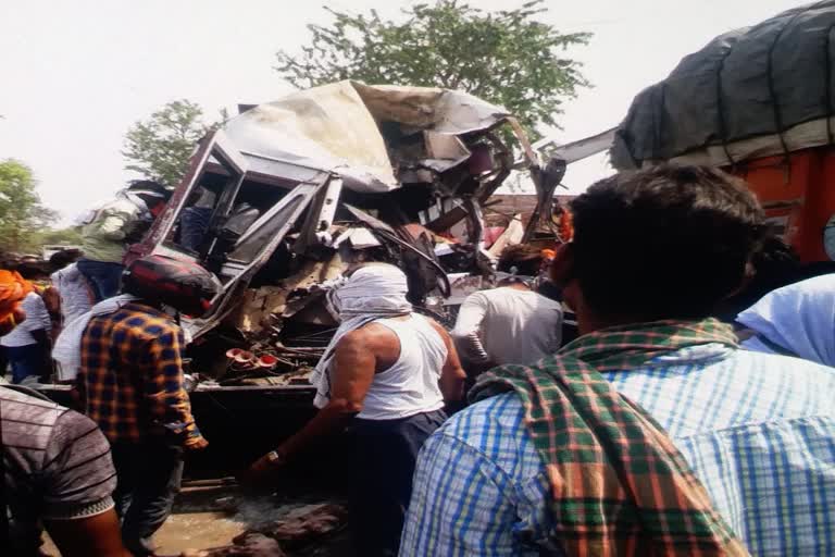 2 died and more than 12 passenger injured due to road accident in palamu