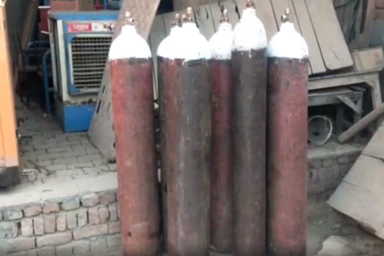 jind-cm-flying-raids-a-shop-8-oxygen-cylinders-are-recovered