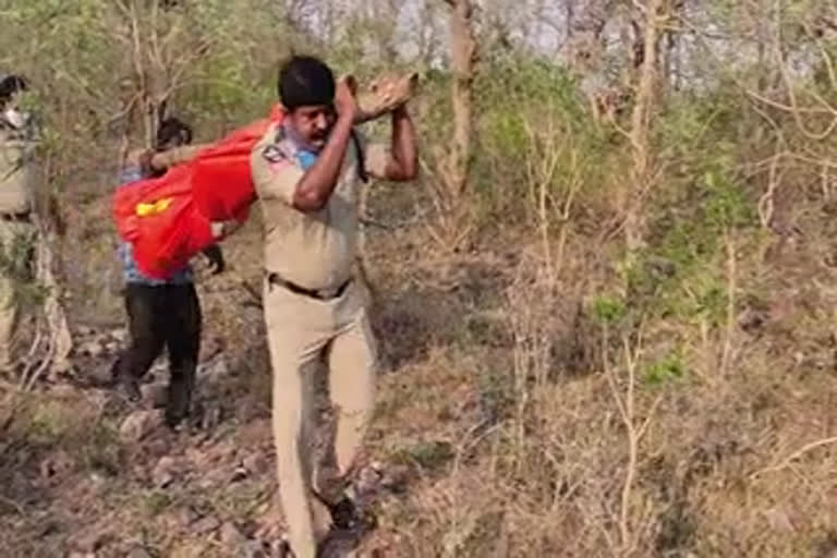 Head constable carried dead body for two kilometers  ഹെഡ് കോൺസ്‌റ്റബിൾ  അജ്ഞാത മൃതദേഹം  നല്ലമല വനമേഖല  പ്രകാശം ജില്ല  മർക്കാപുരം  Head constable  Head constable carried dead body  dead body  Nallamala forest area  Prakasam district