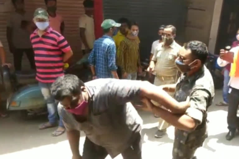 Shopkeeper scuffle with police force in Dhanbad