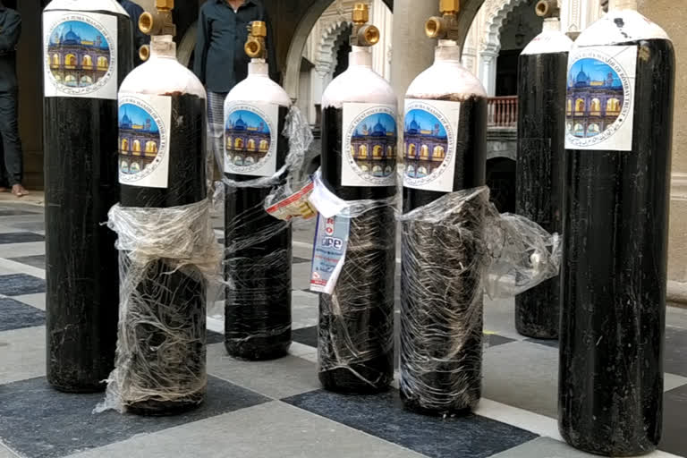 Oxygen cylinders are being provided free of cost from Juma Masjid