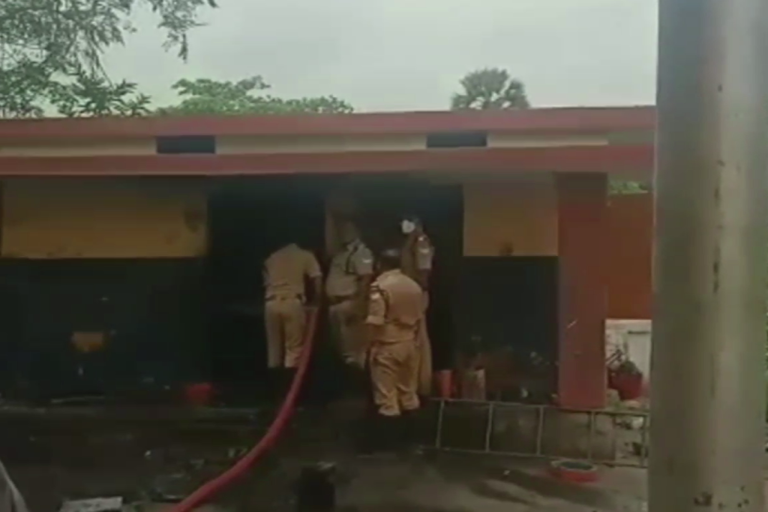 Fire breaks out at Thuravoor temple  തുറവൂർ ക്ഷേത്രത്തിലെ വെടിപ്പുരയിൽ തീപിടുത്തം  വെടിപ്പുരയിൽ തീപിടുത്തം  തുറവൂർ ക്ഷേത്രം